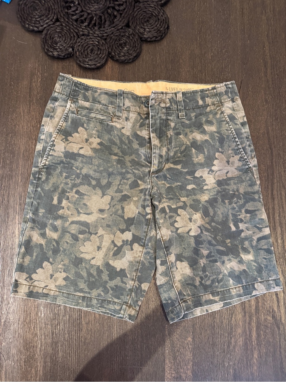 Men's Gap Floral Print Cotton Shorts in Muted Green size 30